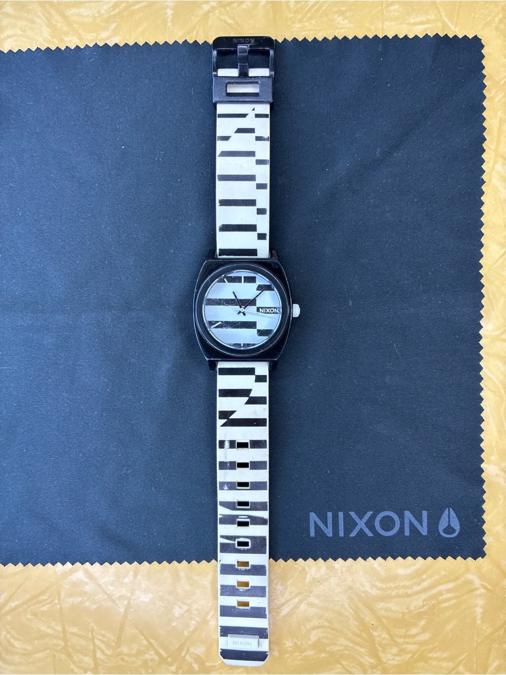 Nixon Time Teller P- Black & White